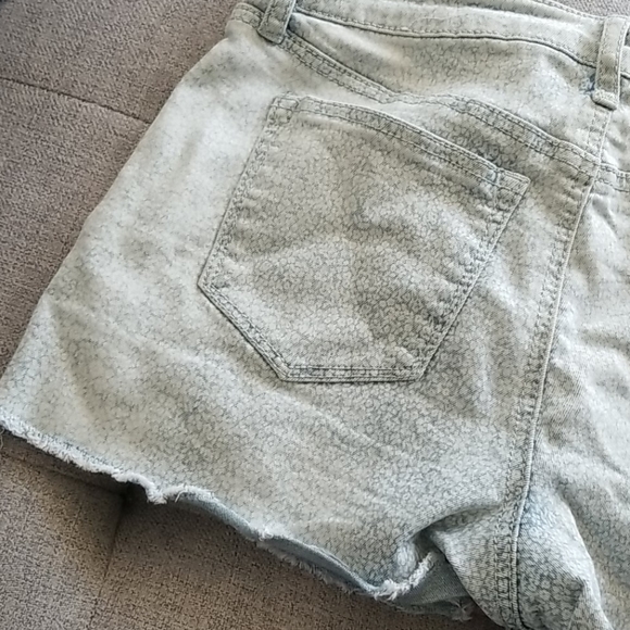 Light wash denim shorts floral pattern - Picture 7 of 8